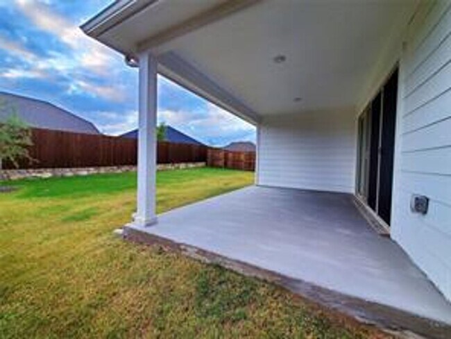 Building Photo - 3 Bedroom with Flex Space Available NOW!