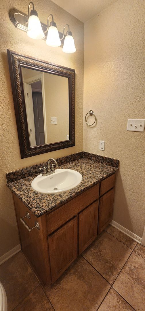 Building Photo - Lovely 2 Bed/2 Bath Duplex in Trimmier Est...
