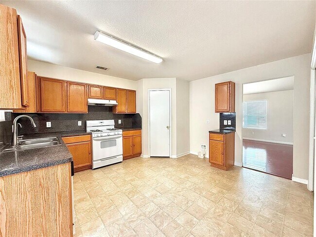 Building Photo - 2722 Kelly Brook TR