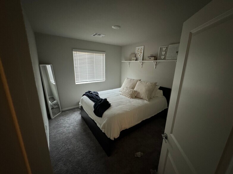 Building Photo - 10974 Cambridge Lakes Ave