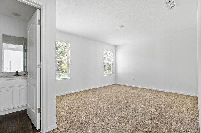Building Photo - 112 Silver Birch St