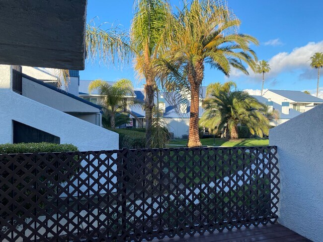 Building Photo - Well maintained Harbor Bay townhome. 2 bed...