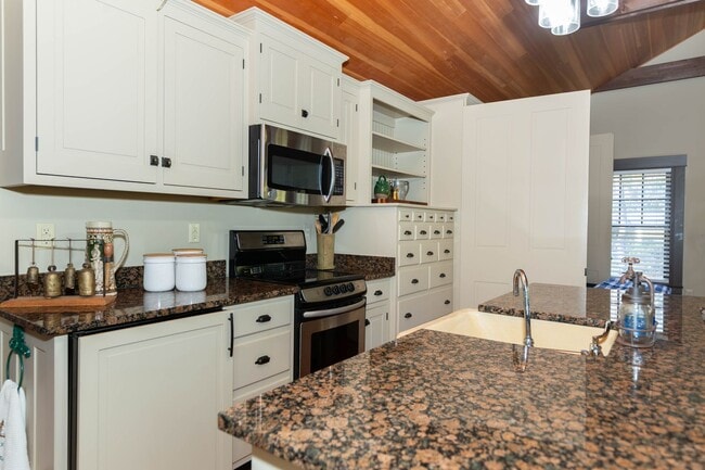 Building Photo - 1 bed, 1 bath River View Cottage in Charle...