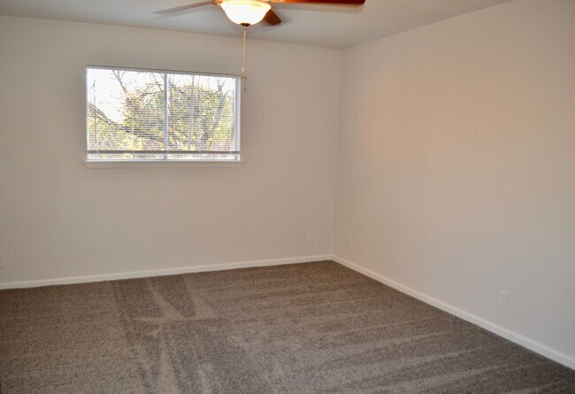 Building Photo - Beautifully remodeled 4 bedroom 2 bath hom...
