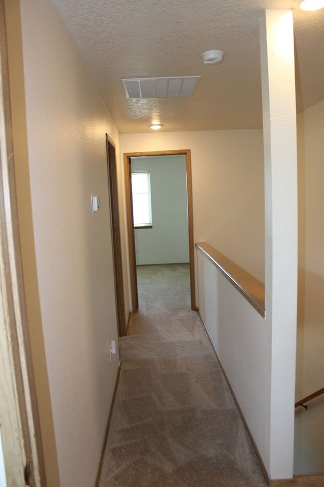 Building Photo - 3 bedroom, 2 1/2 bath home in quiet Scappoose neighborhood near parks