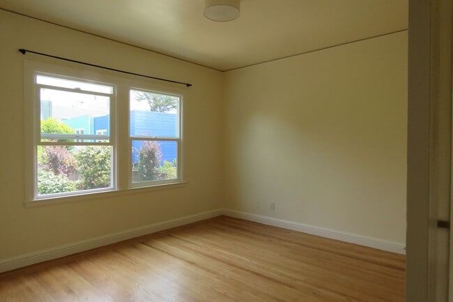 Building Photo - 2 BEDROOM SUNSET HOUSE - PLUS BONUS ROOM