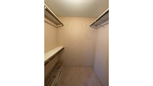 Building Photo - Spacious 3 - Bedroom Townhome with Modern ...