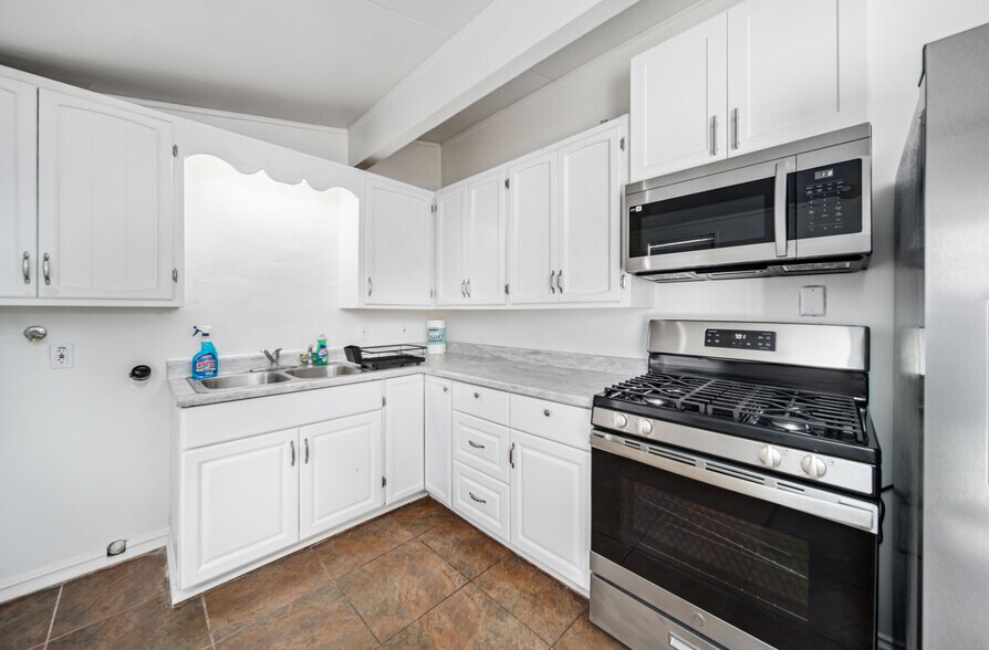 Rooms for Rent-Common Area - 45426 10th St W