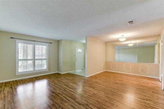 Building Photo - 3 BD / 2.5 BR Townhome in Memorial Club co...