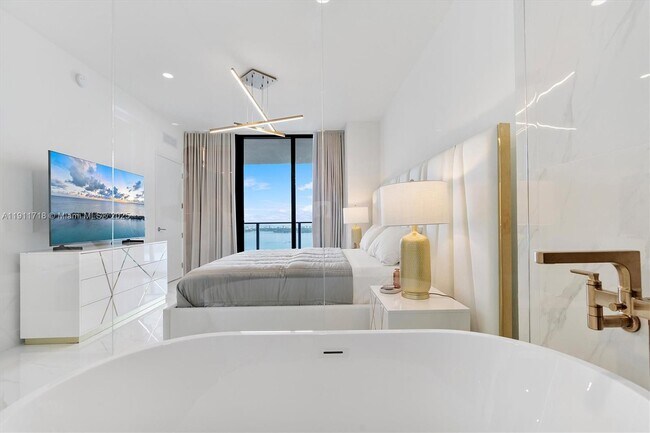 Building Photo - 700 NE 24th St