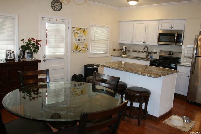 Building Photo - 540 Oakley Ave