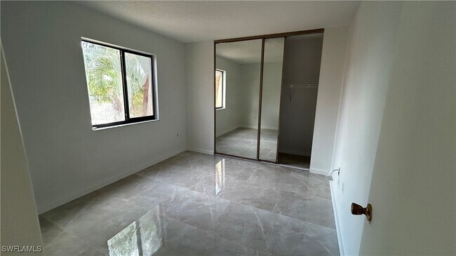 Building Photo - 5260 Cedarbend Dr