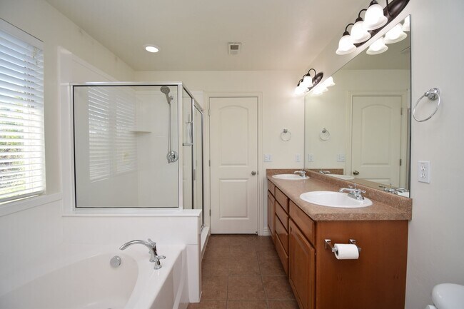 Building Photo - Beautiful 6 Bedroom Home in Riverton!