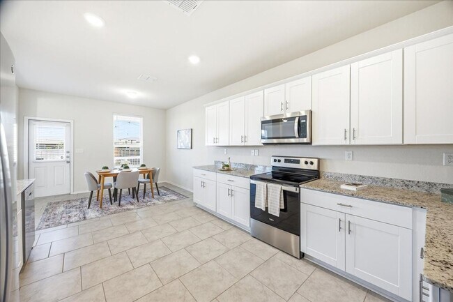 Building Photo - Light-Filled Home in Amenity-Rich Community with Pool & Park!