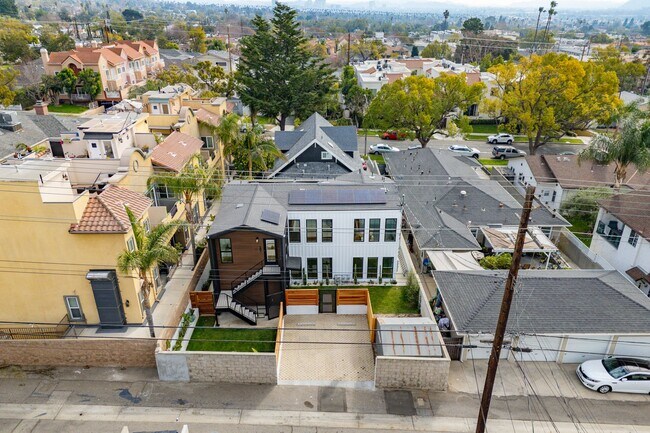 Building Photo - Luxury Living with Massive Private Yard in Downtown Burbank!