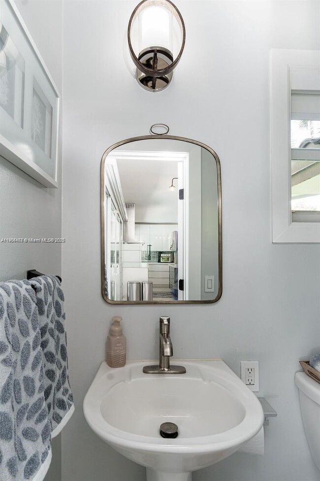 Building Photo - 1110 NE 100th St