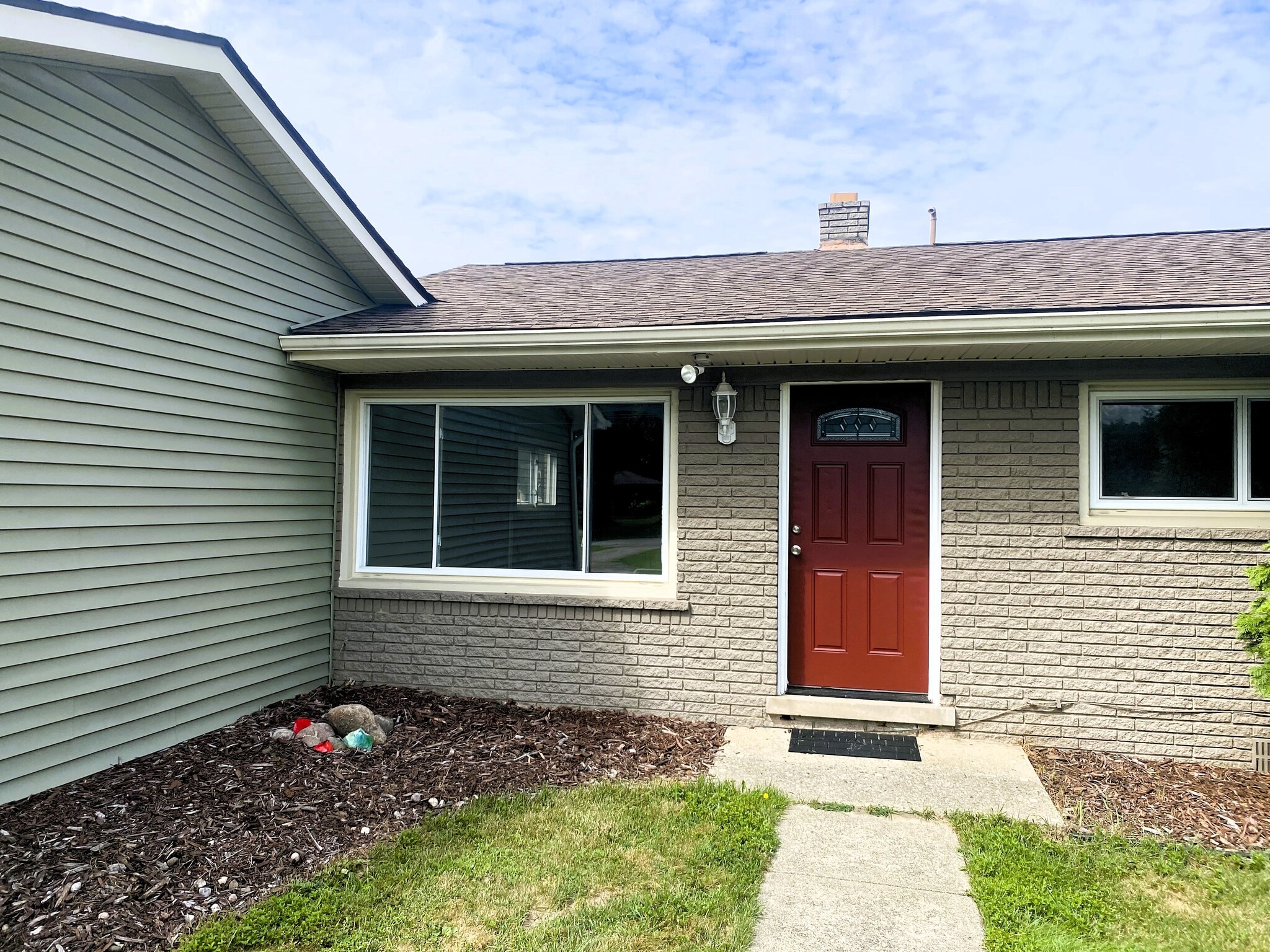 Front of house. - 1611 Ludean Dr