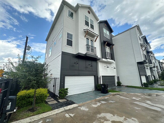 Primary Photo - 2828 Versailles Oak Ln