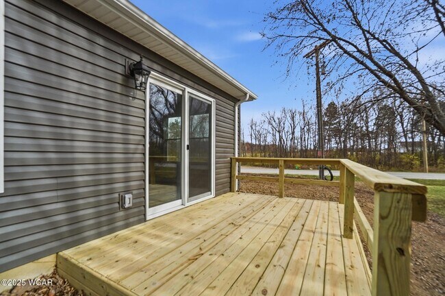 Building Photo - 2888 Lake Cir Dr