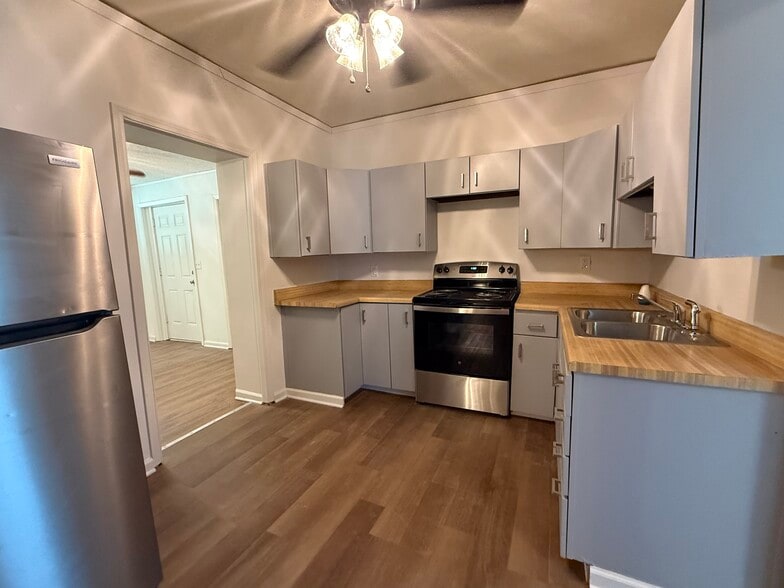 Building Photo - 8850 Woodland Dr