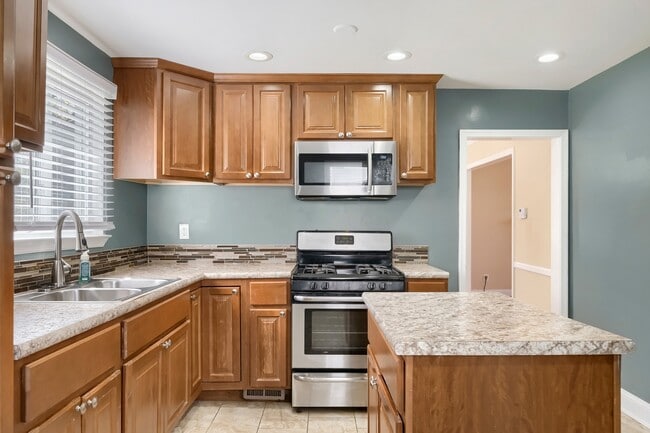 Building Photo - 6609 Fairdel Ave