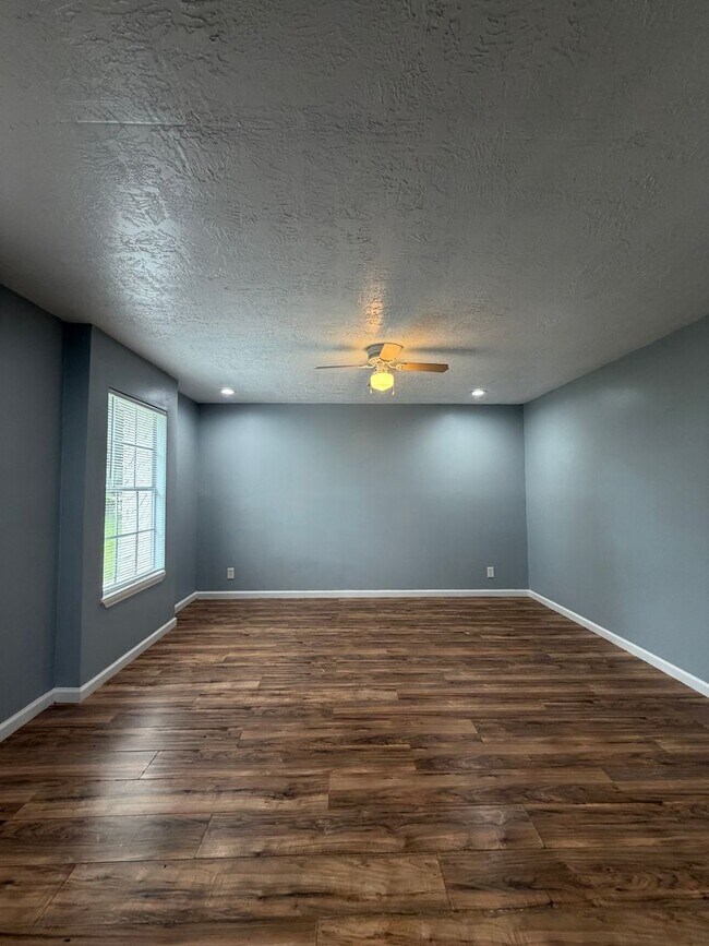 Building Photo - Spacious, 2 story townhouse