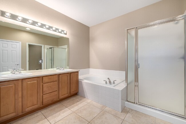 Building Photo - This beautiful 3-bedroom, 3-bathroom in Parker