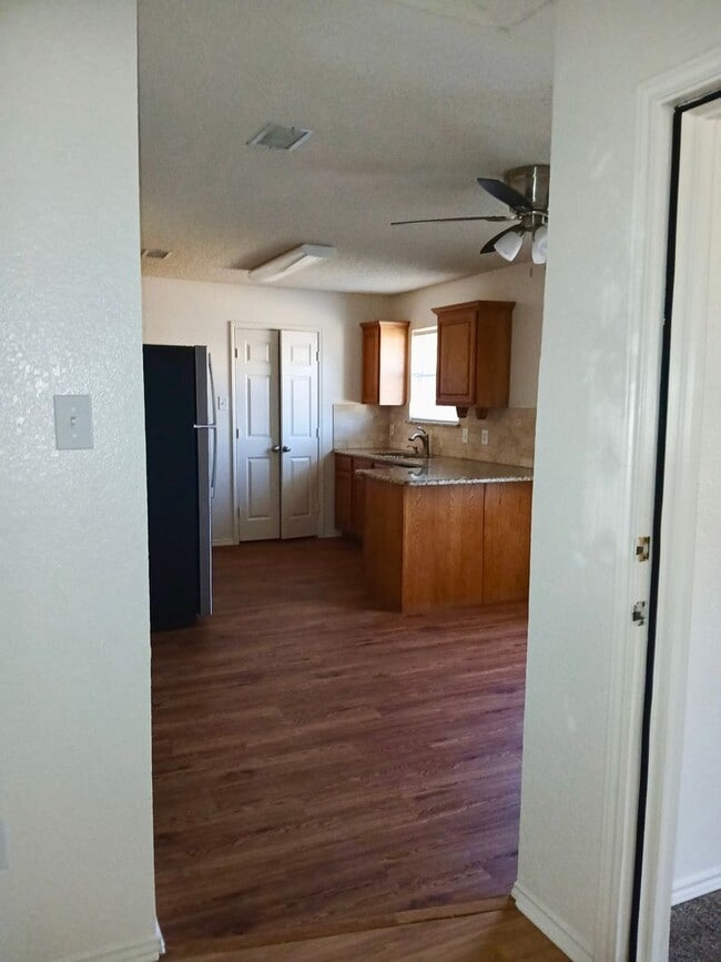 Building Photo - 3 bedroom single-family in Burleson ISD