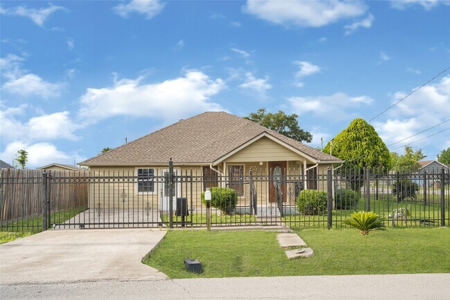 Building Photo - 8004 Mendez St