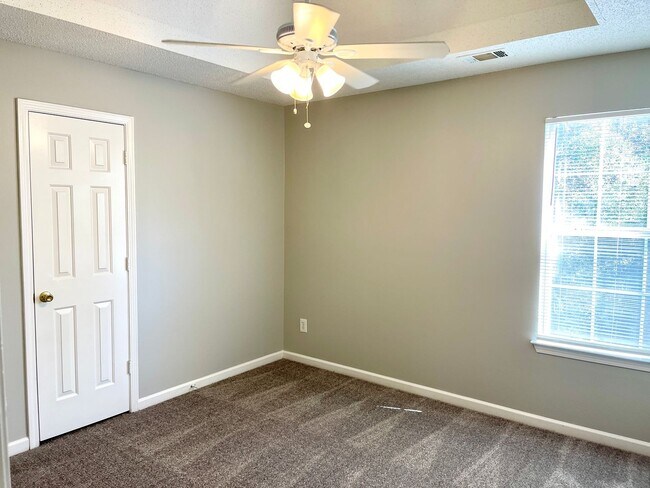 Building Photo - Welcome to this charming 3-bedroom, 2.5-ba...