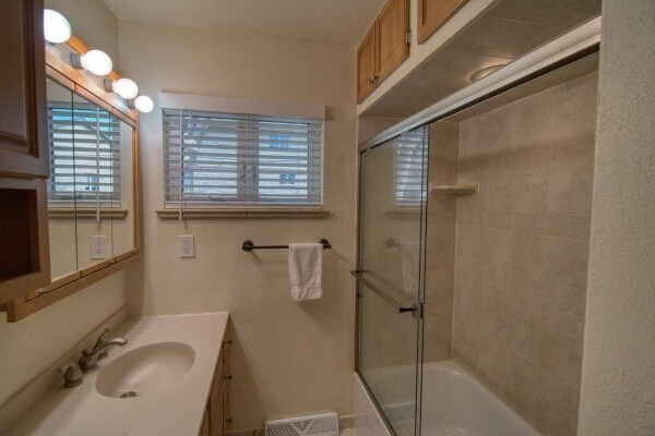 Bathroom shower - 4365 Pierson St