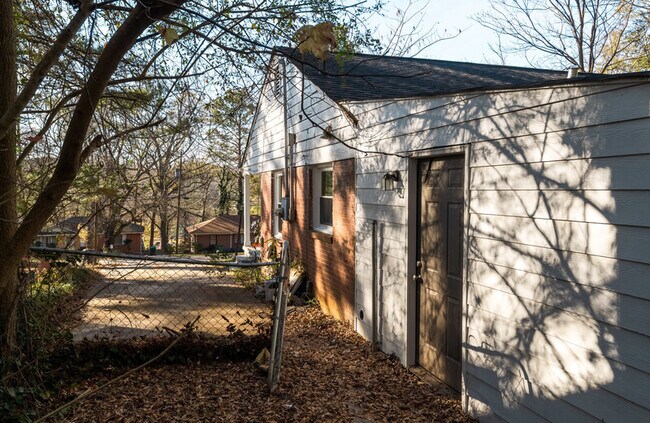 Building Photo - 1850 Hillsdale Dr