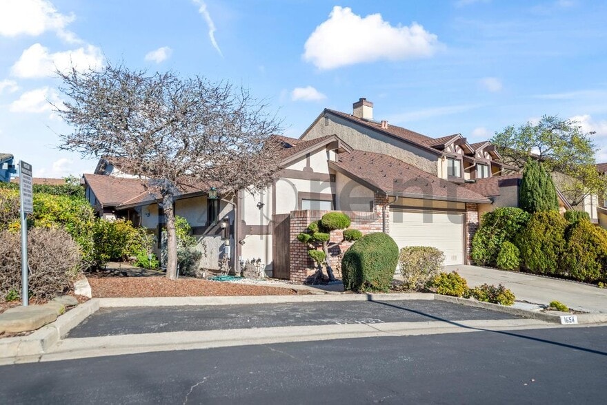 Building Photo - 1654 Sugarloaf Dr