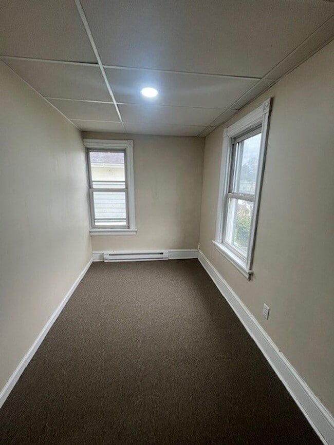 Building Photo - 3-4 bedroom, 2 bathroom