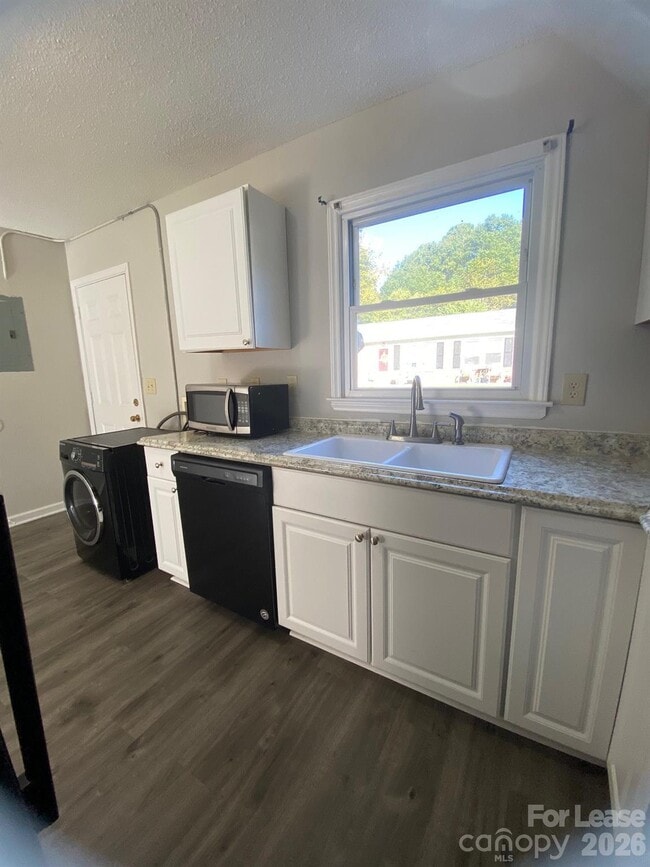 Building Photo - 900 Junius St