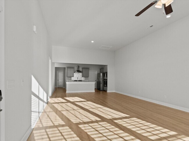 Building Photo - Like-new, modern end-unit townhome located in the desirable Clift’s Farm community in Madison
