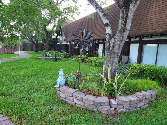 Building Photo - 3710 Inverrary Dr