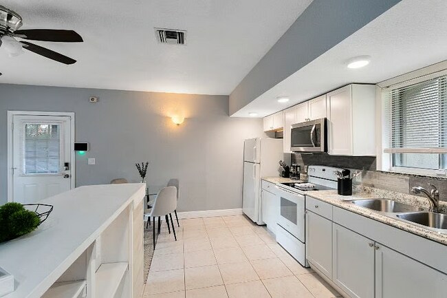 Building Photo - 2616 S Crystal Lake Dr