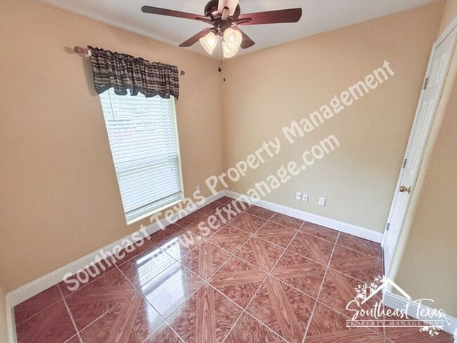 Building Photo - 7425 Wooded Creek Dr