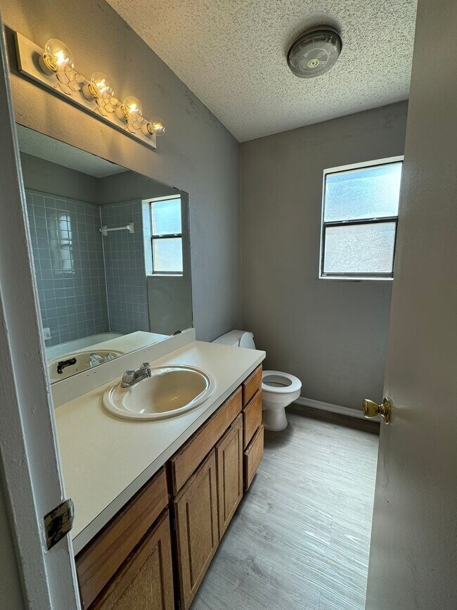 Building Photo - 3 bedroom 2 bath Refreshed