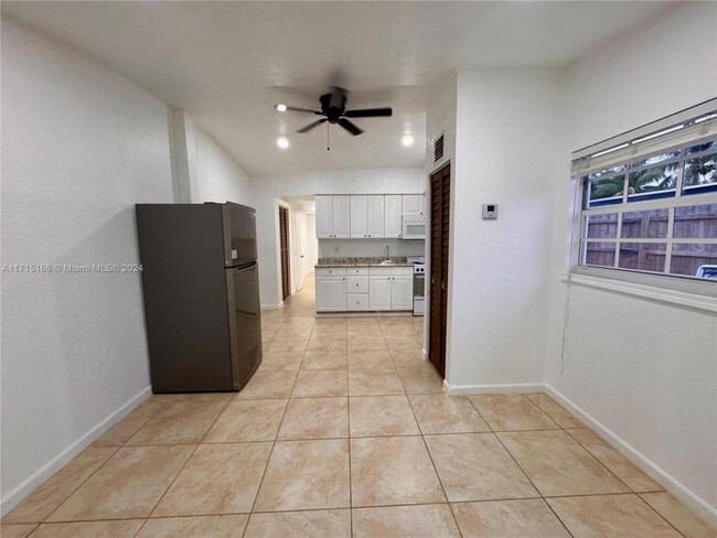 Building Photo - 1 bedroom in Hallandale FL 33009