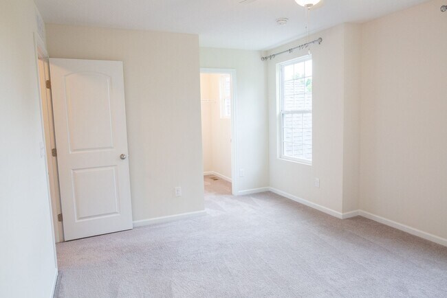 Building Photo - 2845 Beechwood Dr