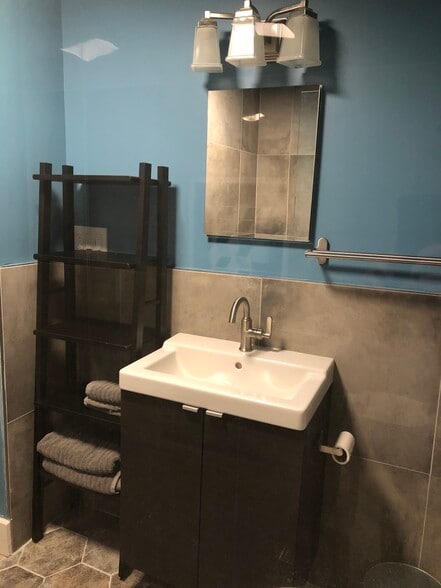 Bathroom - 124 19th Ave S