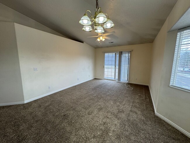 Building Photo - Great 2 bed 1 bath condo located in Countr...