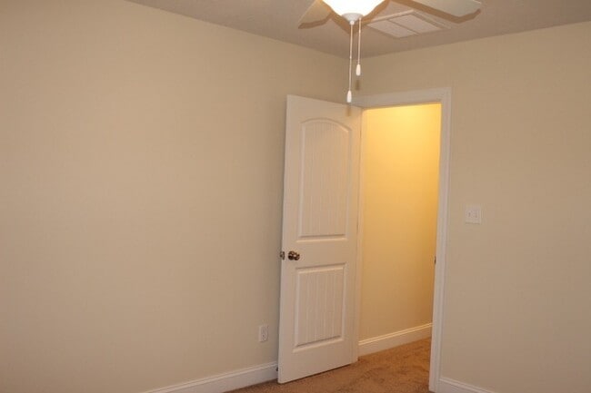 Building Photo - Gorgeous Townhome!