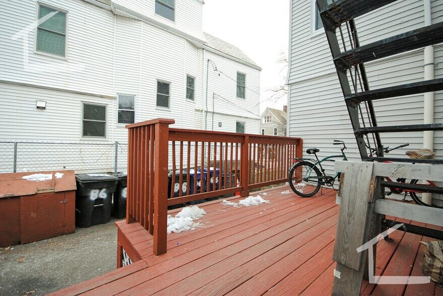 Building Photo - 86 Linden St