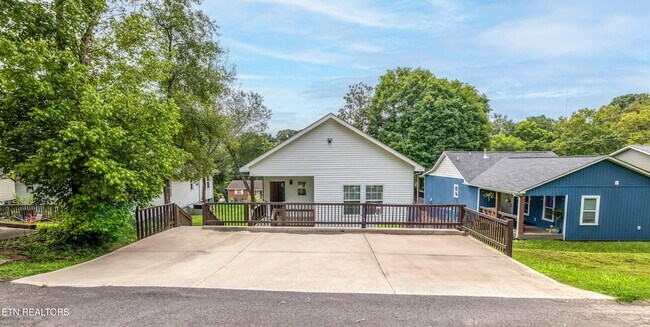 Building Photo - 619 Midlake Dr NE