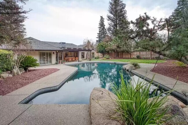 Building Photo - 836 E Serena Ave