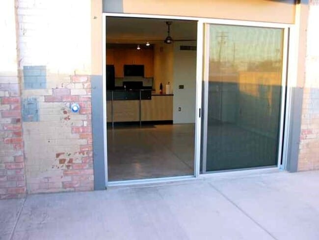 Building Photo - Studio unit at ICE HOUSE LOFTS!!