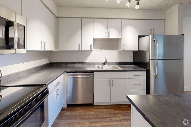 2BR, 2BA - 800SF - Kitchen - Reed Park Apartments